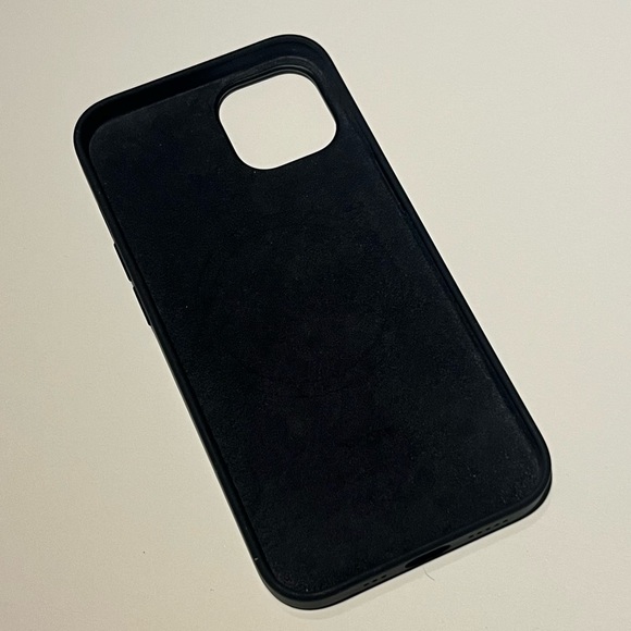 Apple iPhone 13 Silicone Case w/ MagSafe in Midnight - Picture 6 of 8